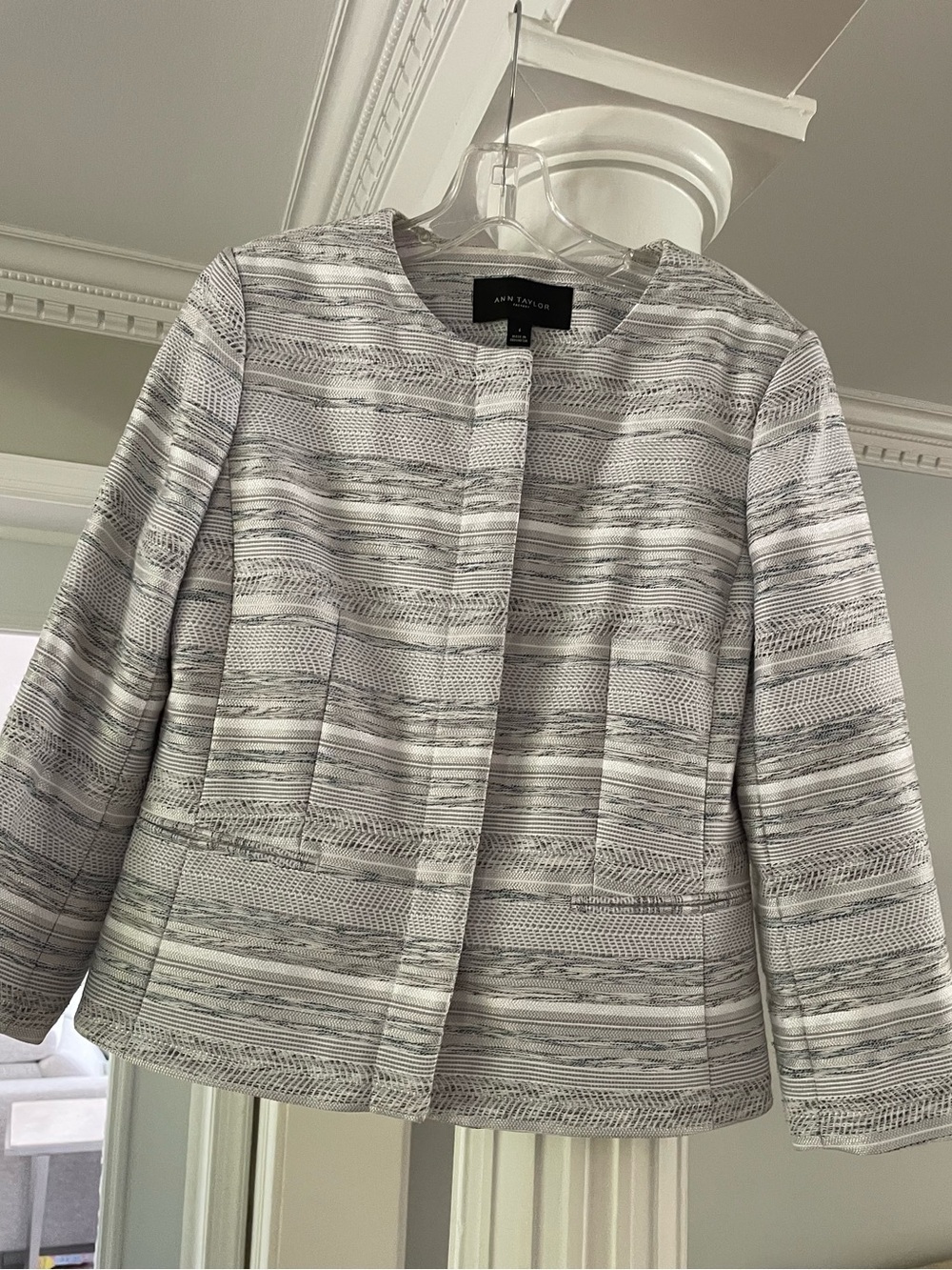 Ann Taylor Gray women’s size 6 gray, white and blue textured open front jacket
